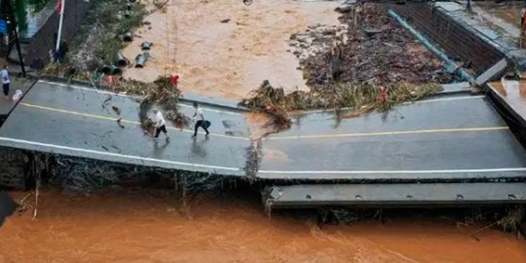 Banjir Menerjang Kota Hubei China, 21 Tewas