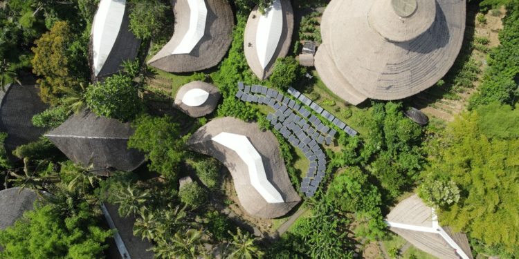 Tekan Karbon, Huawei Dukung Green School Bali Melalui Hibah Inverter Energi Surya