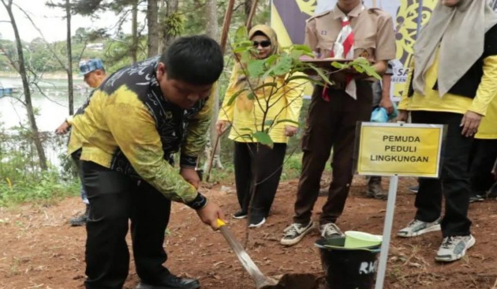 Gelar penanaman bibit kayu ulin saat peresmian pusat konservasi kayu ulin di Pulau Rusa kawasan Waduk Riam Kanan Kabupaten Banjar, Kalsel, Selasa (27/11/2023). (Adpim Kalsel)