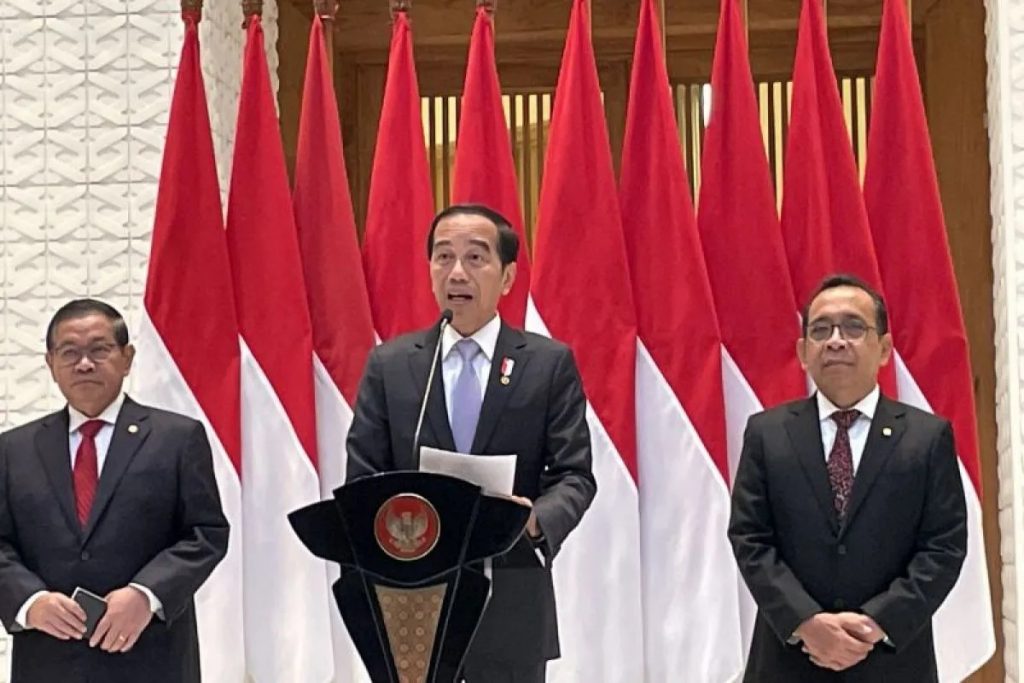Presiden Joko Widodo menyampaikan keterangan pers sebelum berangkat ke Dubai, UAE untuk menghadiri KTT perubahan iklim COP28 dari Lanud Halim Perdanakusuma, Jakarta, Kamis (30/11/2023). (Yashinta Difa)