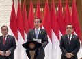 Presiden Joko Widodo menyampaikan keterangan pers sebelum berangkat ke Dubai, UAE untuk menghadiri KTT perubahan iklim COP28 dari Lanud Halim Perdanakusuma, Jakarta, Kamis (30/11/2023). (Yashinta Difa)