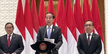 Presiden Joko Widodo menyampaikan keterangan pers sebelum berangkat ke Dubai, UAE untuk menghadiri KTT perubahan iklim COP28 dari Lanud Halim Perdanakusuma, Jakarta, Kamis (30/11/2023). (Yashinta Difa)