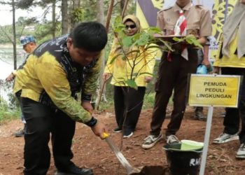 Gelar penanaman bibit kayu ulin saat peresmian pusat konservasi kayu ulin di Pulau Rusa kawasan Waduk Riam Kanan Kabupaten Banjar, Kalsel, Selasa (27/11/2023). (Adpim Kalsel)