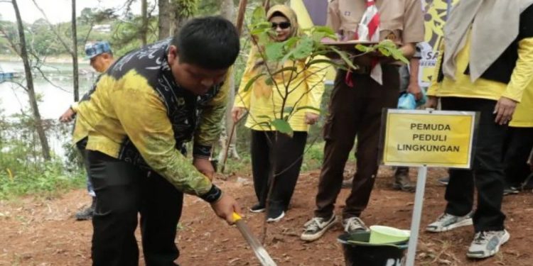 Gelar penanaman bibit kayu ulin saat peresmian pusat konservasi kayu ulin di Pulau Rusa kawasan Waduk Riam Kanan Kabupaten Banjar, Kalsel, Selasa (27/11/2023). (Adpim Kalsel)