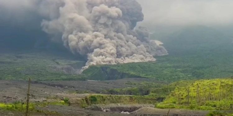 Gunung Semeru Masih Erupsi, Bahaya Awan Panas dan Guguran lava Mengintai Warga