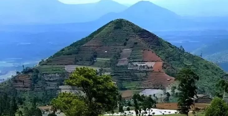 Para Ilmuwan Meyakini Gunung Padang di Jawa Barat sebagai Piramida Tertua di Dunia