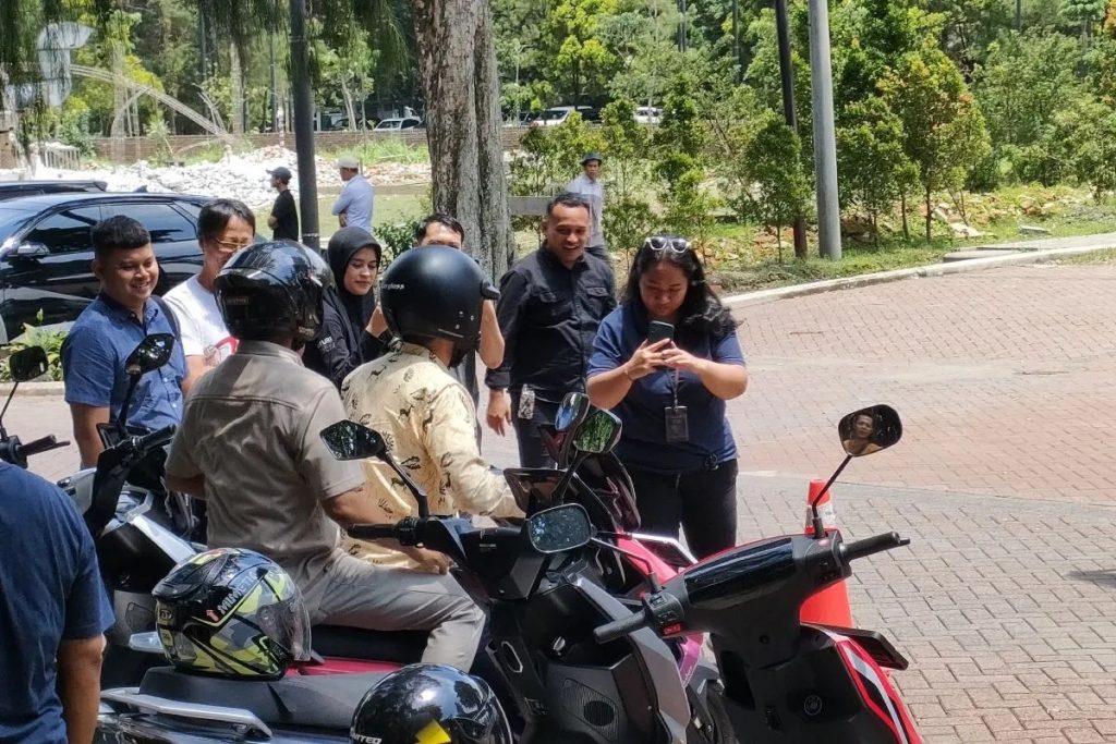 Wakil Wali Kota Bogor, Jawa Barat Dedie Abdul Rachim (baju batik kuning) saat menjajal sepeda motor miilk masyarakat sebelum bincang bersama para pengguna sepeda listrik di tempat wisata Kuntum wilayah Tajur, Sabtu (2/12/2023). (Linna Susanti)