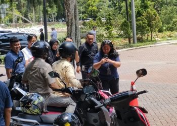 Wakil Wali Kota Bogor, Jawa Barat Dedie Abdul Rachim (baju batik kuning) saat menjajal sepeda motor miilk masyarakat sebelum bincang bersama para pengguna sepeda listrik di tempat wisata Kuntum wilayah Tajur, Sabtu (2/12/2023). (Linna Susanti)