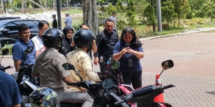 Wakil Wali Kota Bogor, Jawa Barat Dedie Abdul Rachim (baju batik kuning) saat menjajal sepeda motor miilk masyarakat sebelum bincang bersama para pengguna sepeda listrik di tempat wisata Kuntum wilayah Tajur, Sabtu (2/12/2023). (Linna Susanti)