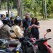 Wakil Wali Kota Bogor, Jawa Barat Dedie Abdul Rachim (baju batik kuning) saat menjajal sepeda motor miilk masyarakat sebelum bincang bersama para pengguna sepeda listrik di tempat wisata Kuntum wilayah Tajur, Sabtu (2/12/2023). (Linna Susanti)