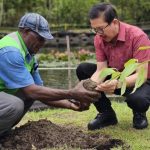 Presiden Direktur PT Freeport Indonesia, Tony Wenas melakukan penanaman pohon di area tailing MP21, Mimika, Sabtu (2/12). (ANTARA).