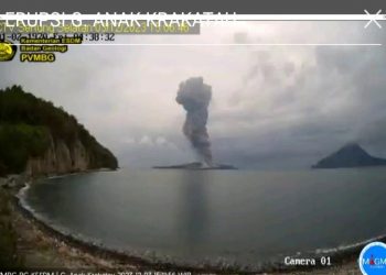 Gambar gunung anak Krakatau dari cctv PVMBG. (PVMBG)