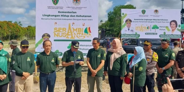 Kegiatan penghijauan di wilayah Kabupaten Penajam Paser Utara, Provinsi Kalimantan Timur, bersama Kementerian LHK. (Nyaman Bagus Purwaniawan)