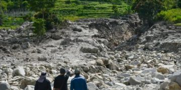 Arsip foto - Petugas Pusat Vulkanologi dan Mitigasi Bencana Geologi mengecek lokasi terjadinya bencana tanah longsor di Desa Simangulampe, Humbang Hasundutan, Sumatera Utara, Jumat (8/12/2023). (Fransisco Carolio/Spt)