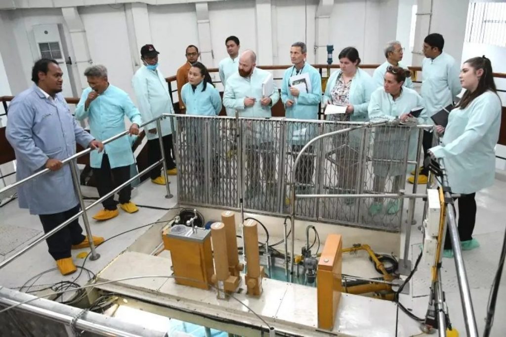 Sejumlah periset dari Departemen Energi Amerika mengunjungi fasilitas riset reaktor nuklir Kartini BRIN yang berada di Kawasan Sains dan Edukasi (KSE) Achmad Baiquni Babarsari, Yogyakarta, pada Senin (4/12/2023). (BRIN)