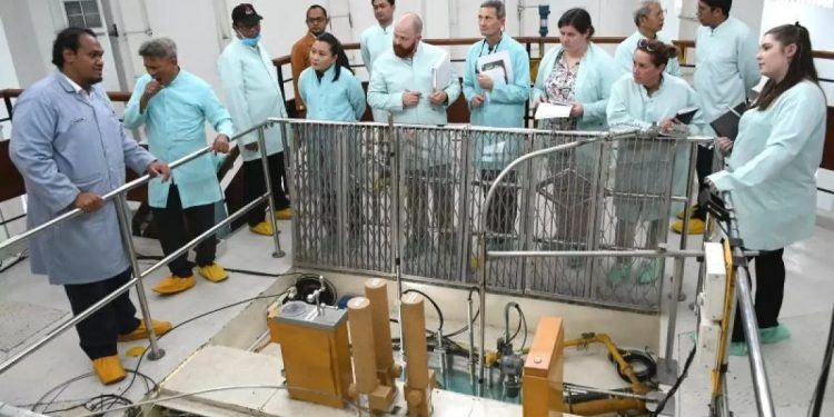 Sejumlah periset dari Departemen Energi Amerika mengunjungi fasilitas riset reaktor nuklir Kartini BRIN yang berada di Kawasan Sains dan Edukasi (KSE) Achmad Baiquni Babarsari, Yogyakarta, pada Senin (4/12/2023). (BRIN)