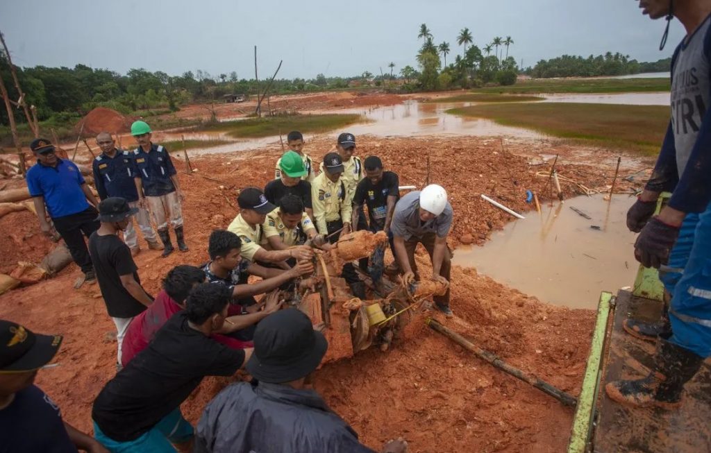 Tim Gabungan mengamankan mesin penyedot pasir yang digunakan oleh penambang pasir liar di Nongsa, Batam, Kepulauan Riau, Selasa (11/7/2023). (Teguh Prihatna)