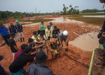 Tim Gabungan mengamankan mesin penyedot pasir yang digunakan oleh penambang pasir liar di Nongsa, Batam, Kepulauan Riau, Selasa (11/7/2023). (Teguh Prihatna)