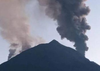 Erupsi Gunung Lewotobi Berdampak Luas, Bandara Ditutup dan Ribuan Warga Mengungsi