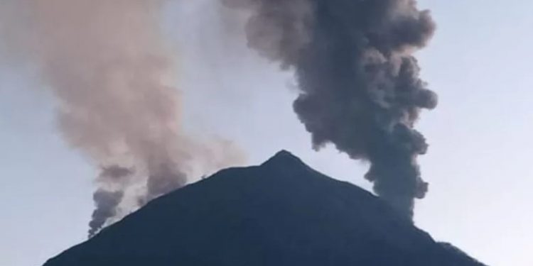 Erupsi Gunung Lewotobi Berdampak Luas, Bandara Ditutup dan Ribuan Warga Mengungsi