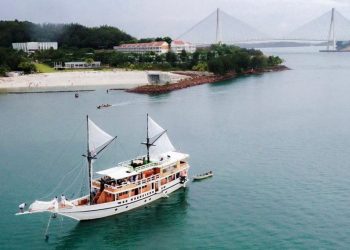 Menikmati Sensasi Berlayar dengan Kapal Phinisi di Perairan Kepulauan Riau