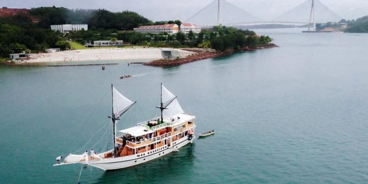 Menikmati Sensasi Berlayar dengan Kapal Phinisi di Perairan Kepulauan Riau