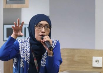Peneliti Iklim dan Atmosfer BRIN Erma Yulihastin memaparkan hasil riset tentang fenomena cuaca ekstrem dalam sebuah diskusi yang digelar di ruang Media Lounge BRIN, Gedung BJ Habibie, Jakarta Pusat, Rabu (31/1/2024). (Sugiharto Purnama)