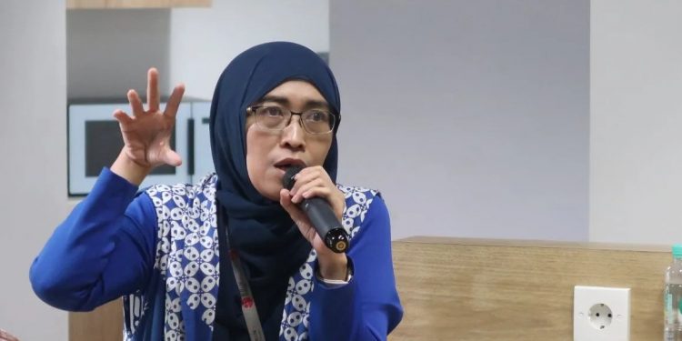Peneliti Iklim dan Atmosfer BRIN Erma Yulihastin memaparkan hasil riset tentang fenomena cuaca ekstrem dalam sebuah diskusi yang digelar di ruang Media Lounge BRIN, Gedung BJ Habibie, Jakarta Pusat, Rabu (31/1/2024). (Sugiharto Purnama)