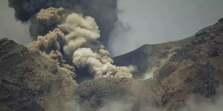 Aktivitas Vulkanik Gunung Semeru Makin Intens