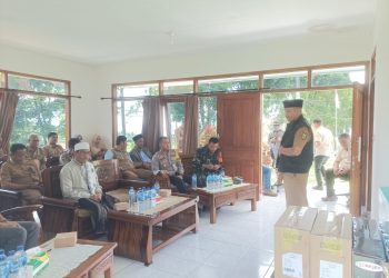 PENYERAHAN LAHAN : Camat Caringin Heri Sukarno pada saat memberikan sambutan saat kegiatan melepaskan sebagian lahannya untuk digunakan fasilitas sosial (fasos) dan fasilitas umum (fasum)