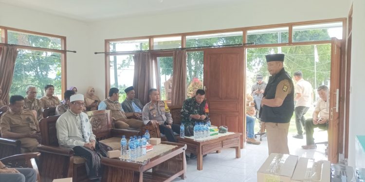 PENYERAHAN LAHAN : Camat Caringin Heri Sukarno pada saat memberikan sambutan saat kegiatan melepaskan sebagian lahannya untuk digunakan fasilitas sosial (fasos) dan fasilitas umum (fasum)