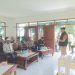 PENYERAHAN LAHAN : Camat Caringin Heri Sukarno pada saat memberikan sambutan saat kegiatan melepaskan sebagian lahannya untuk digunakan fasilitas sosial (fasos) dan fasilitas umum (fasum)