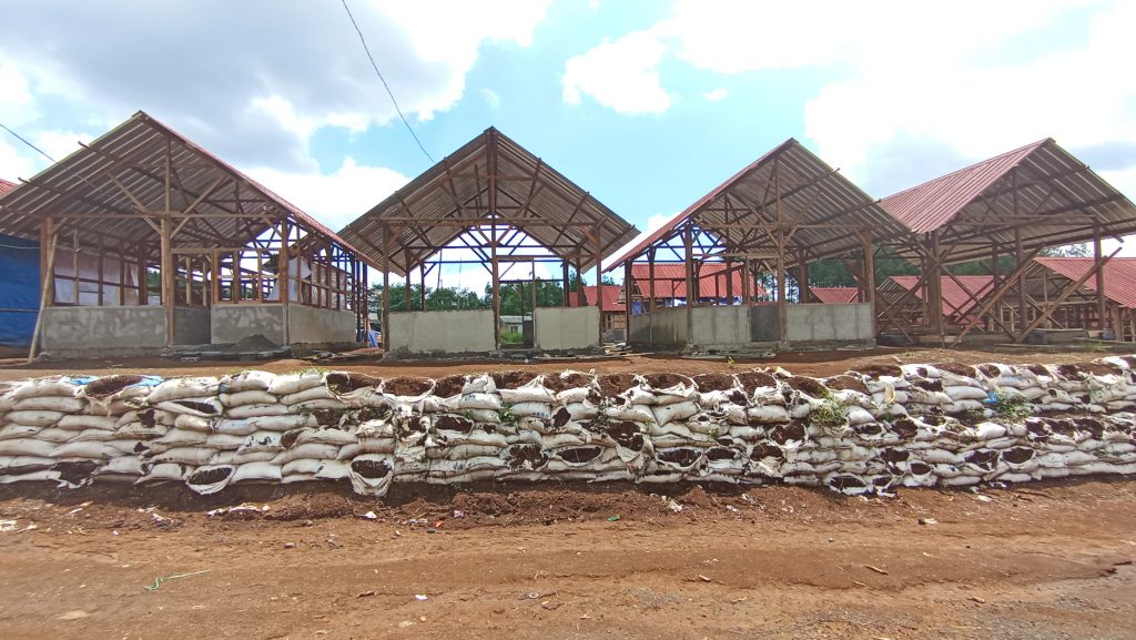 Karung-karung berisi tanah sebagai penahan longsor di lokasi hunian tetap (huntap) Kampung Cimenteng Pasirsalam, Desa Kertaangsana, Nyalindung, Sukabumi, Jawa Barat, Jumat (9/2/2024) mulai rusak.