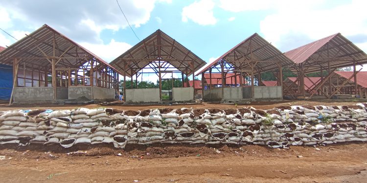 Karung-karung berisi tanah sebagai penahan longsor di lokasi hunian tetap (huntap) Kampung Cimenteng Pasirsalam, Desa Kertaangsana, Nyalindung, Sukabumi, Jawa Barat, Jumat (9/2/2024) mulai rusak.