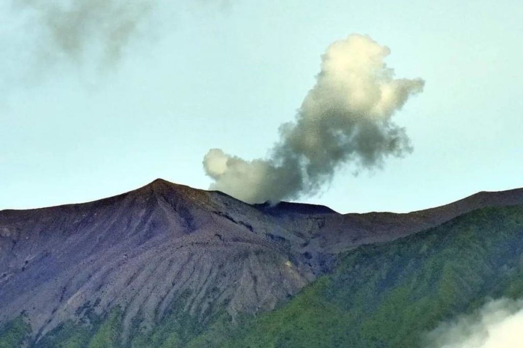 Gunung Marapi Sumatera Barat saat mengalami erupsi. Gunung setinggi 2.891 mdpl ini kembali erupsi setelah sempat terpantau tidak beraktivitas selama sepuluh hari terakhir. (dokumentasi pribadi.)