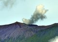 Gunung Marapi Sumatera Barat saat mengalami erupsi. Gunung setinggi 2.891 mdpl ini kembali erupsi setelah sempat terpantau tidak beraktivitas selama sepuluh hari terakhir. (dokumentasi pribadi.​​​​​​)