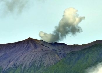 Gunung Marapi Sumatera Barat saat mengalami erupsi. Gunung setinggi 2.891 mdpl ini kembali erupsi setelah sempat terpantau tidak beraktivitas selama sepuluh hari terakhir. (dokumentasi pribadi.​​​​​​)