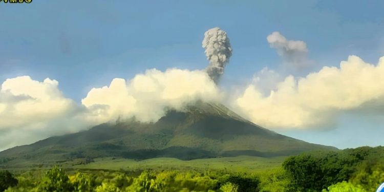 Semburan abu vulkanik keluar dari kawah Gunung Ili Lewotolok di Pulau Lembata, Provinsi Nusa Tenggara Timur, Senin (19/2/2024). (HO-PVMBG)