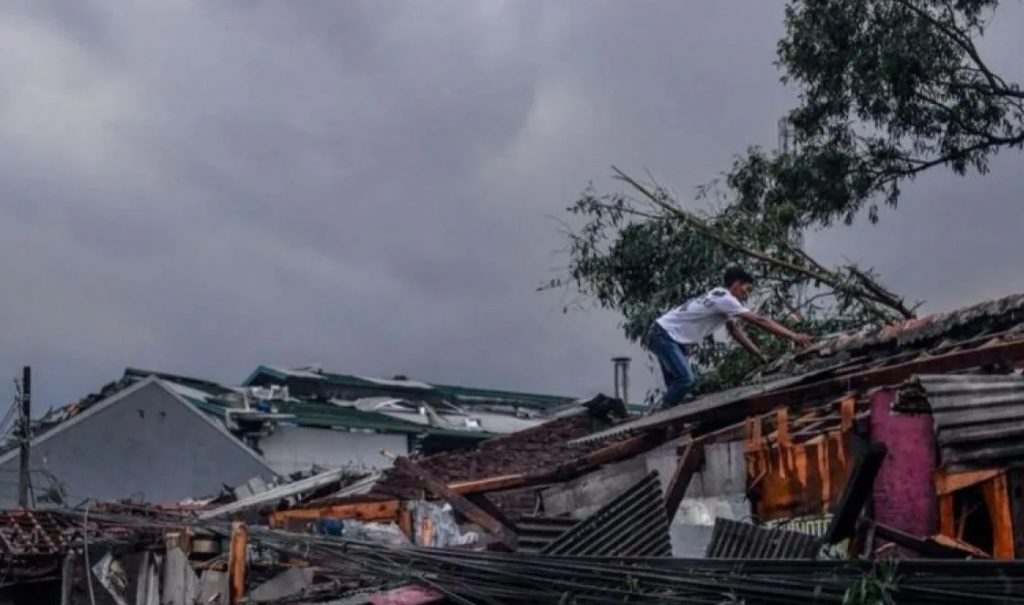 Warga memeriksa atap rumanya yang rusak pascaputing beliung yang terjadi di Rancaekek, Kabupaten Bandung, Jawa Barat, Rabu (21/2/2024). (Raisan Al Farisi)
