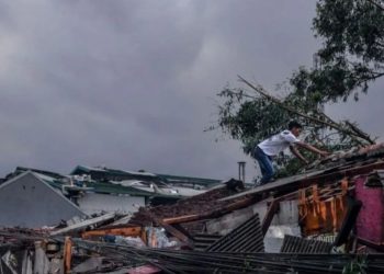 Warga memeriksa atap rumanya yang rusak pascaputing beliung yang terjadi di Rancaekek, Kabupaten Bandung, Jawa Barat, Rabu (21/2/2024). (Raisan Al Farisi)