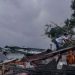 Warga memeriksa atap rumanya yang rusak pascaputing beliung yang terjadi di Rancaekek, Kabupaten Bandung, Jawa Barat, Rabu (21/2/2024). (Raisan Al Farisi)