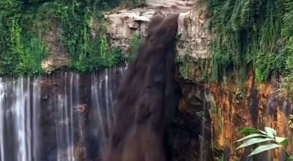 Sebuah video detik-detik banjir lahar hujan turun cukup deras di Air Terjun Tumpak Sewu, Kabupaten Lumajang, Rabu (31/1/2024). (Tangkapan layar)