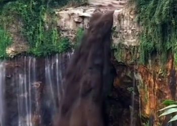 Sebuah video detik-detik banjir lahar hujan turun cukup deras di Air Terjun Tumpak Sewu, Kabupaten Lumajang, Rabu (31/1/2024). (Tangkapan layar)