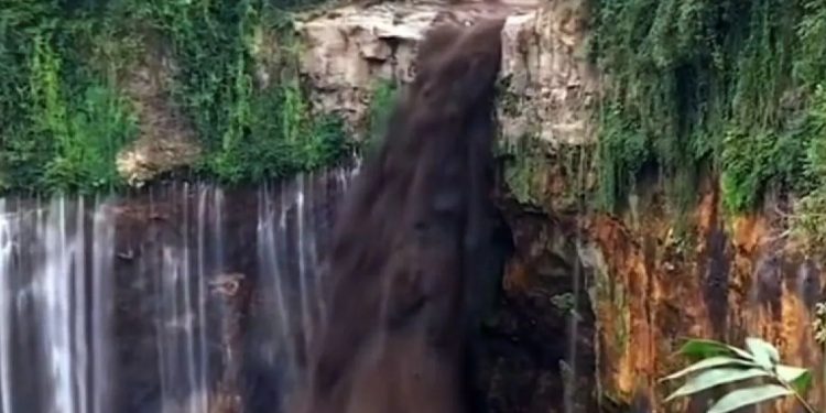 Sebuah video detik-detik banjir lahar hujan turun cukup deras di Air Terjun Tumpak Sewu, Kabupaten Lumajang, Rabu (31/1/2024). (Tangkapan layar)