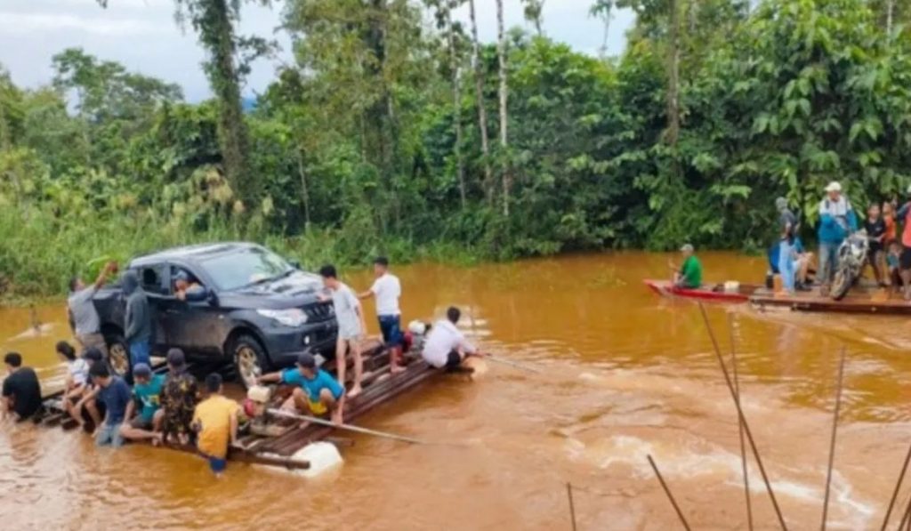 Warga korban banjir bergotong royong menyeberangkan kendaraan mereka menggunakan rakit anyaman dari bambu dan kayu di Konawe Utara, Sulawesi Tenggara, Jumat (10/5/2024). (BNPB)