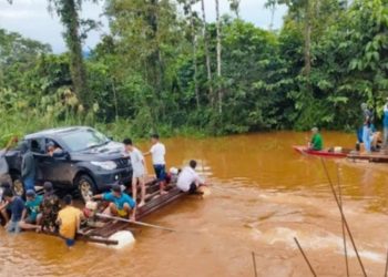Warga korban banjir bergotong royong menyeberangkan kendaraan mereka menggunakan rakit anyaman dari bambu dan kayu di Konawe Utara, Sulawesi Tenggara, Jumat (10/5/2024). (BNPB)