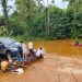 Warga korban banjir bergotong royong menyeberangkan kendaraan mereka menggunakan rakit anyaman dari bambu dan kayu di Konawe Utara, Sulawesi Tenggara, Jumat (10/5/2024). (BNPB)