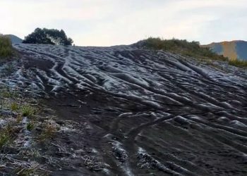Kawasan Bromo Diselimuti Embun Es, Fenomena Apa?