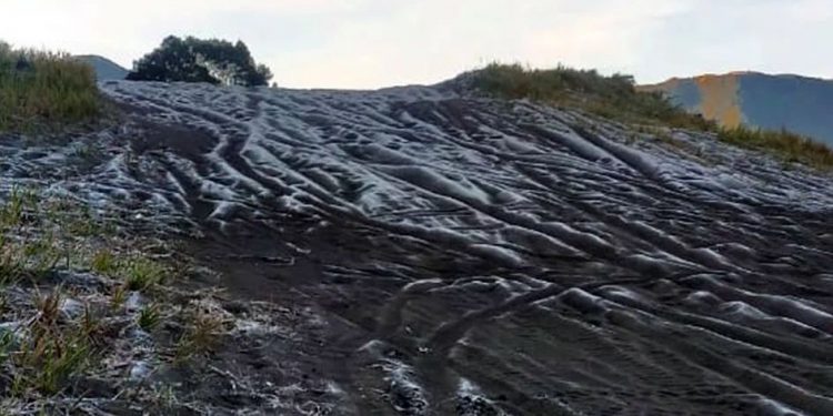 Kawasan Bromo Diselimuti Embun Es, Fenomena Apa?