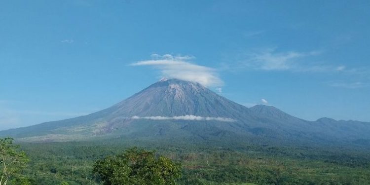 Gunung Semeru Berstatus Waspada, Radius 8 Km Berbahaya
